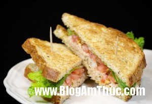 sandwich ca ngu cho buoi sang nhanh gon 300x206 Cách làm Sandwich cá ngừ