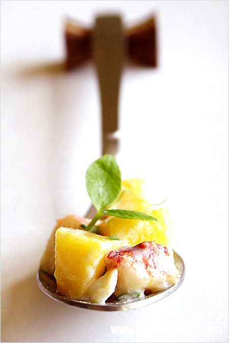 1298192916 lobster mango salad2  Tôm hùm trộn xoài thơm ngon hấp dẫn