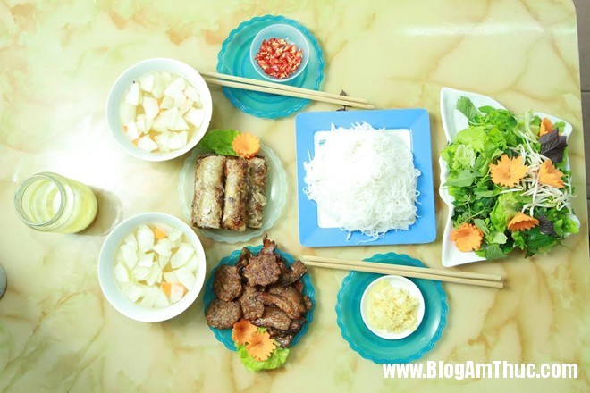 Thuong thuc bun cha cuc ngon tai Ho Dac Di 1 Hấp dẫn bún chả nem rán bà Tâm ở Hồ Đắc Di
