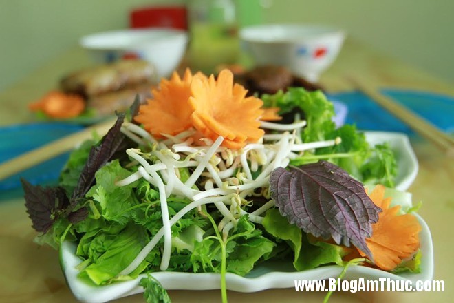 Thuong thuc bun cha cuc ngon tai Ho Dac Di 2 Hấp dẫn bún chả nem rán bà Tâm ở Hồ Đắc Di