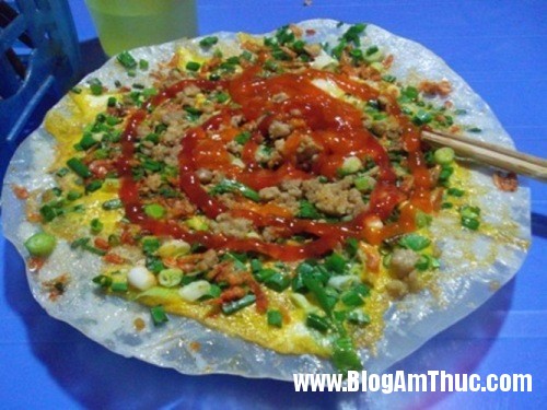 thuong thuc banh trang nuong giua long ha noi3 Bánh tráng nướng đã có mặt tại Hà Nội