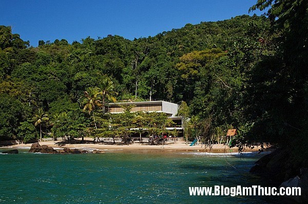 efdca4e498c3aacab71482366d00dcf5 Ngôi nhà hình khối nằm trên bãi biển đẹp ở Rio de Janeiro