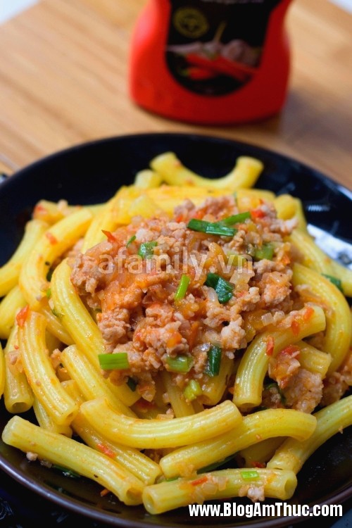 Nhấn vào ảnh để phóng to nui xao thit heo lam nhanh an ngon Nhanh tay làm món nui xào thịt heo cho bé ăn sáng