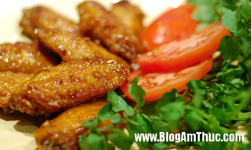 cach lam canh ga chien bo toi cho ngay cuoi tuan 6 500x300 Cánh gà chiên bơ thơm ngon đẹp mắt chẳng kém nhà hàng là bao