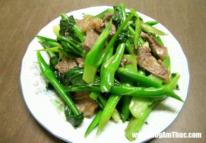 148976 thit bo xao cai ngong Cách làm món rau cải xào thịt bò vừa ngon vừa dễ ăn cực kỳ