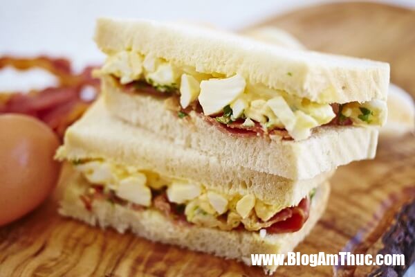 cach lam banh sandwich 5 Sandwich salad trứng thơm ngon, giàu năng lượng cho ngày mới