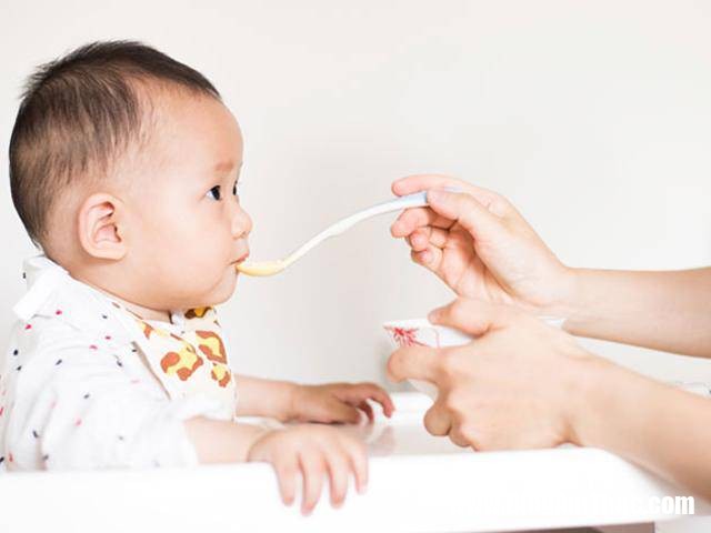 baby feeding tips for new mothers 1515395033 806 width640height480 1516873716 337 width640height480 Hướng dẫn 2 cách nấu bột ăn dặm ngon mê mẩn cho bé yêu