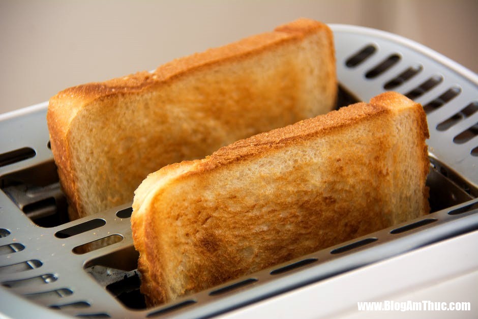 toasttoasterfoodwhitebread Vì sao những món ăn phổ biến này ít được phục vụ trên máy bay