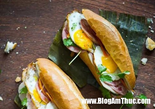banh mi trung 1 1495416582 width500height351 Bánh mì trứng đường phố của Việt Nam lọt top món ăn sáng ngon nhất thế giới