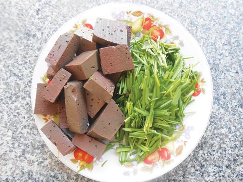 500 375 huyet bo xao la he 7b1d Ẩm thực Miền Bắc :Huyết bò xào lá hẹ