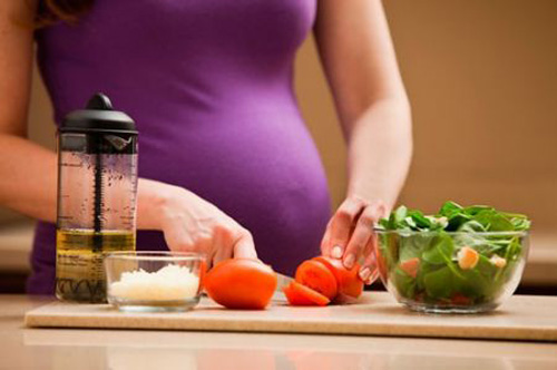 babau Thức ăn ôi thiu có thể gây sảy thai cho các mẹ bầu