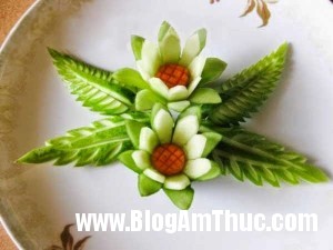 Tỉa hoa và lá từ quả dưaa chuột cực đơn giản