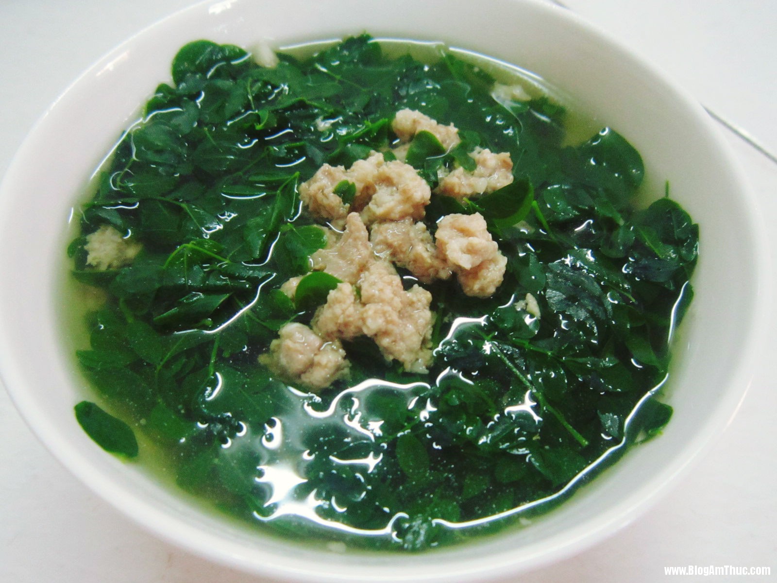 Canh rau lạc tiên nấu với thịt heo băm giúp ngủ ngon hậu covid