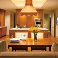 Vào mùa thu, nên sử dụng đèn chiếu sáng có gam màu ấm áp, đặc biệt là tại các phòng chức năng như phòng khách, phòng ăn và phòng ngủ