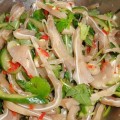 ngon-mieng-voi-nom-xoai-xanh-tai-heo-gion-san-sat-1